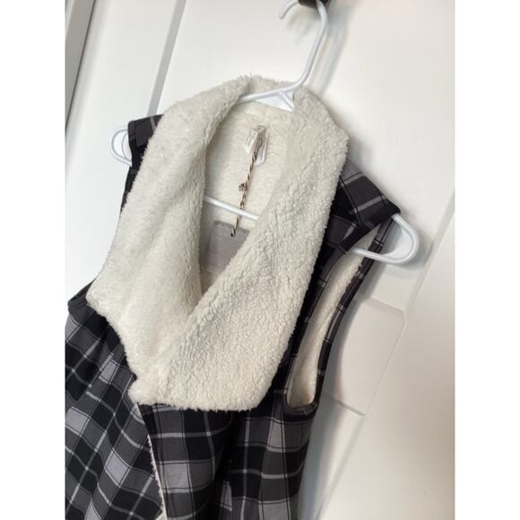 NWT Matilda Jane Plaid Faux Fur Lined Open Front Reversible Vest Gray Small - Picture 4 of 12